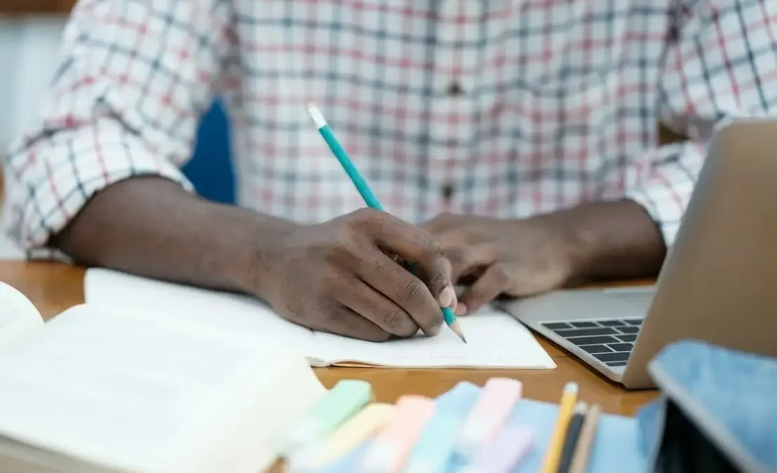 homem_estudando_noticia-1109x675
