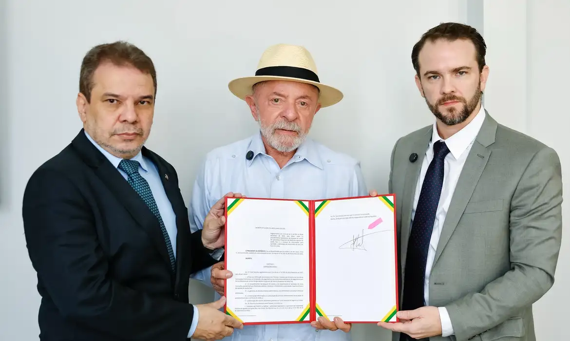 Leia mais sobre o artigo Lula assina decreto que prevê bloqueio de recursos de bets ilegais